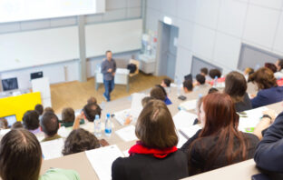 Volle Hörsäle beim Studium an Universitäten und Fachhochschulen