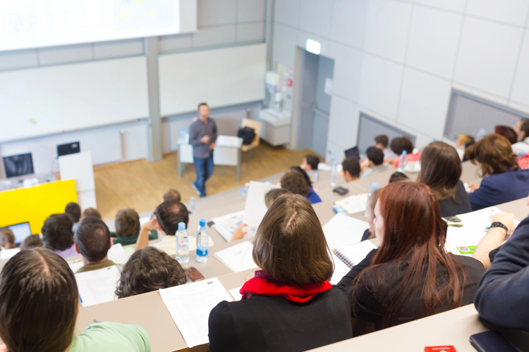 Ein Studium ist noch immer eine gute Voraussetzung für einen Job im Bereich Finanzdienstleistung